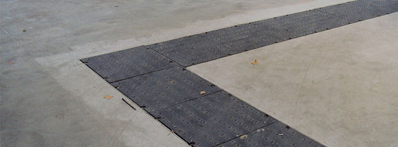 Passage des conduits de fluides et d'énergies dans le sol