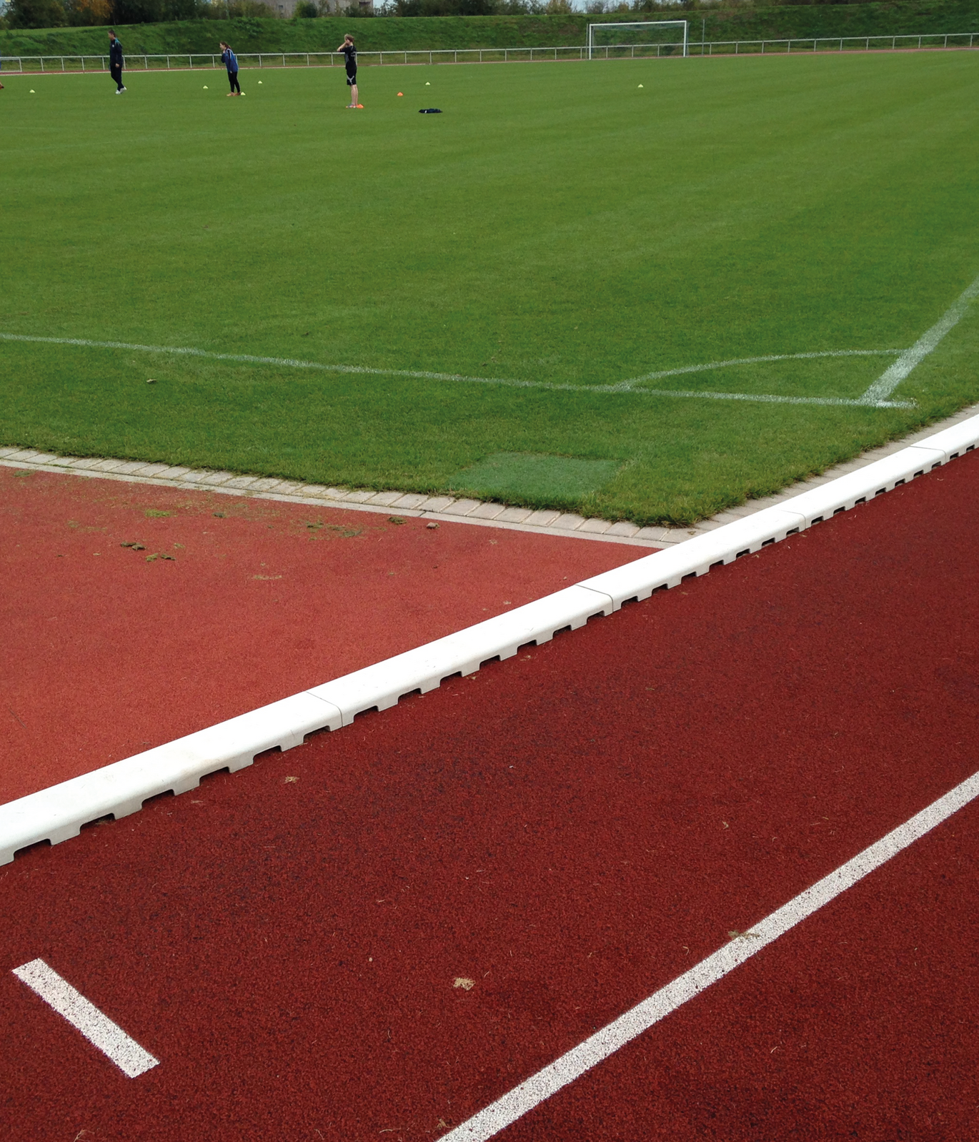Caniveaux pour revêtements perméables et imperméables, pistes 400 m