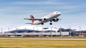 Flughafen Kroatien Flugzeug Nicht Retuschiert  1  1